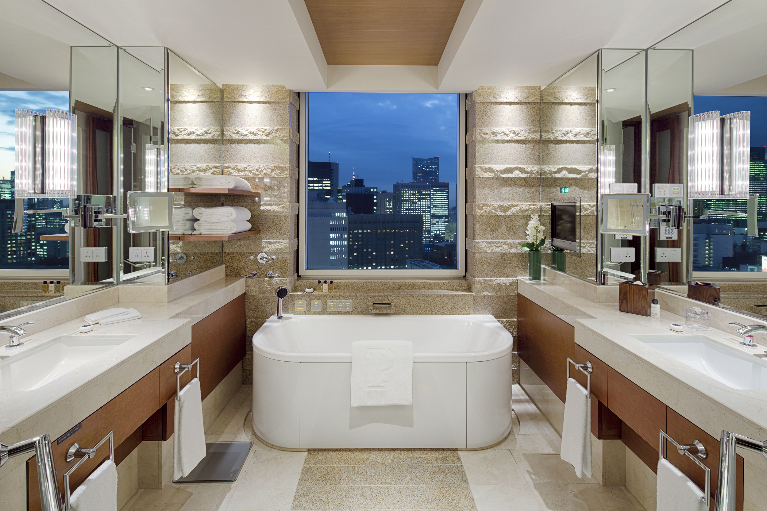 FOUR Magazine The Peninsula Tokyo Deluxe Suite Bathroom